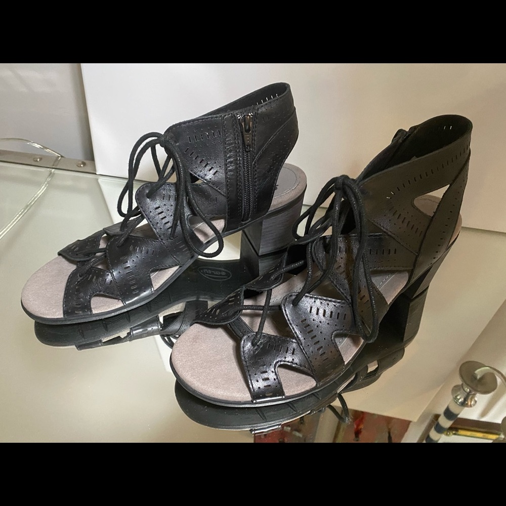 New in Box 9.5 Black Earth sandals